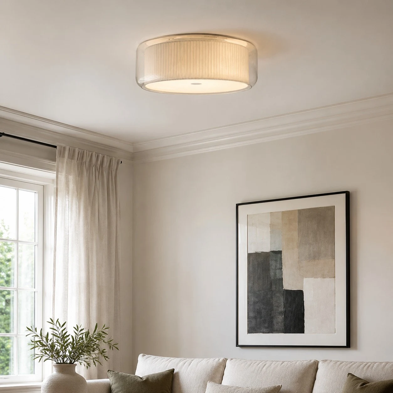 Plafoniera a filo soffitto installata sopra un soggiorno dai toni neutri