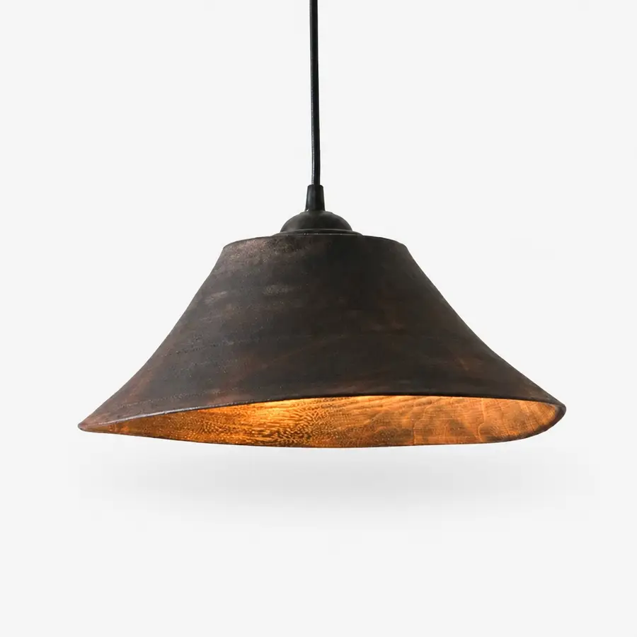 Vista frontale della lampada a sospensione wabi sabi in legno scuro