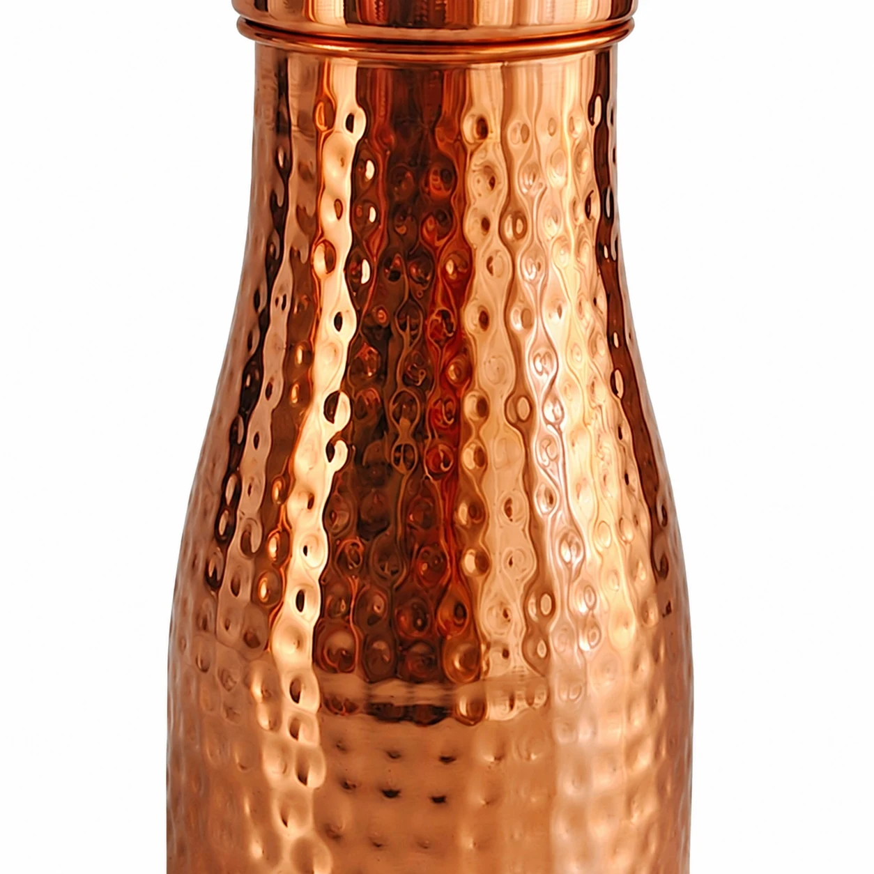 Detailweergave van de textuur van gehamerd koper.