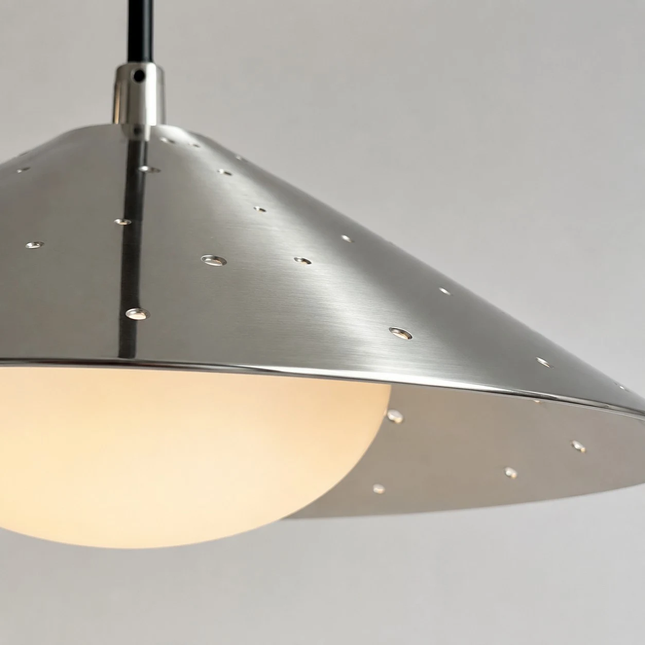 Ciondolo moderno a forma di UFO in miniatura con dettagli color argento.