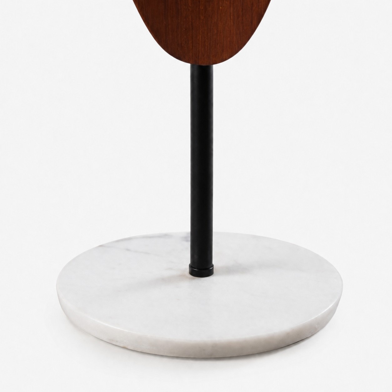 Stelo sottile nero e base effetto marmo