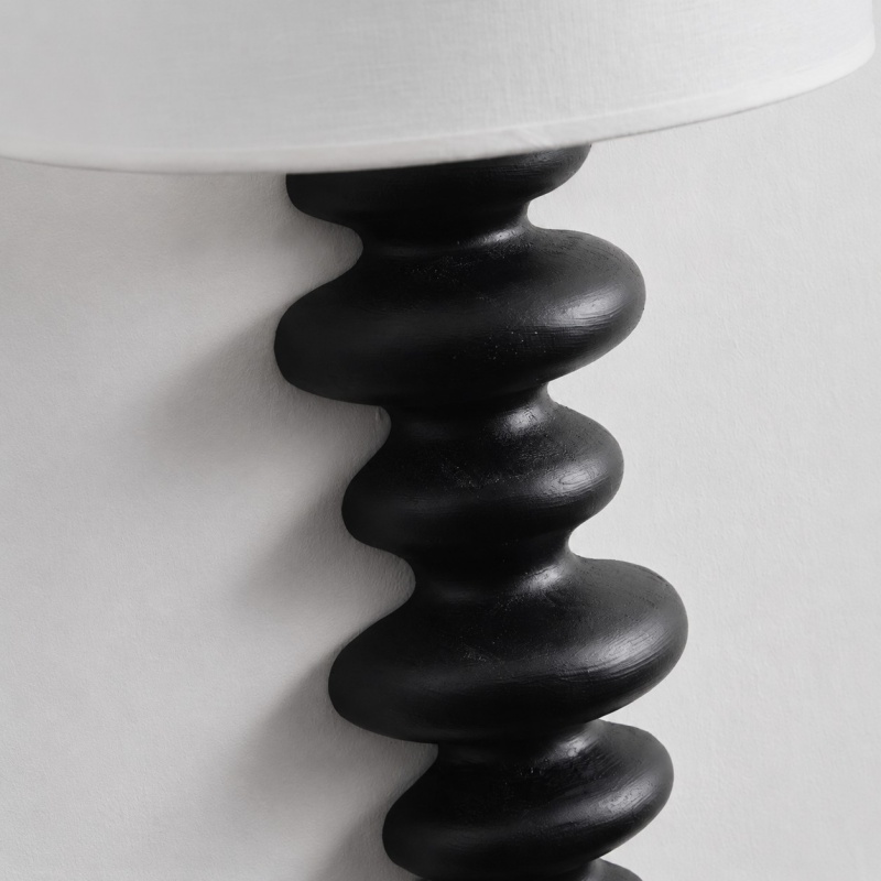 Dettaglio della lampada da parete in legno intagliato di ebano
