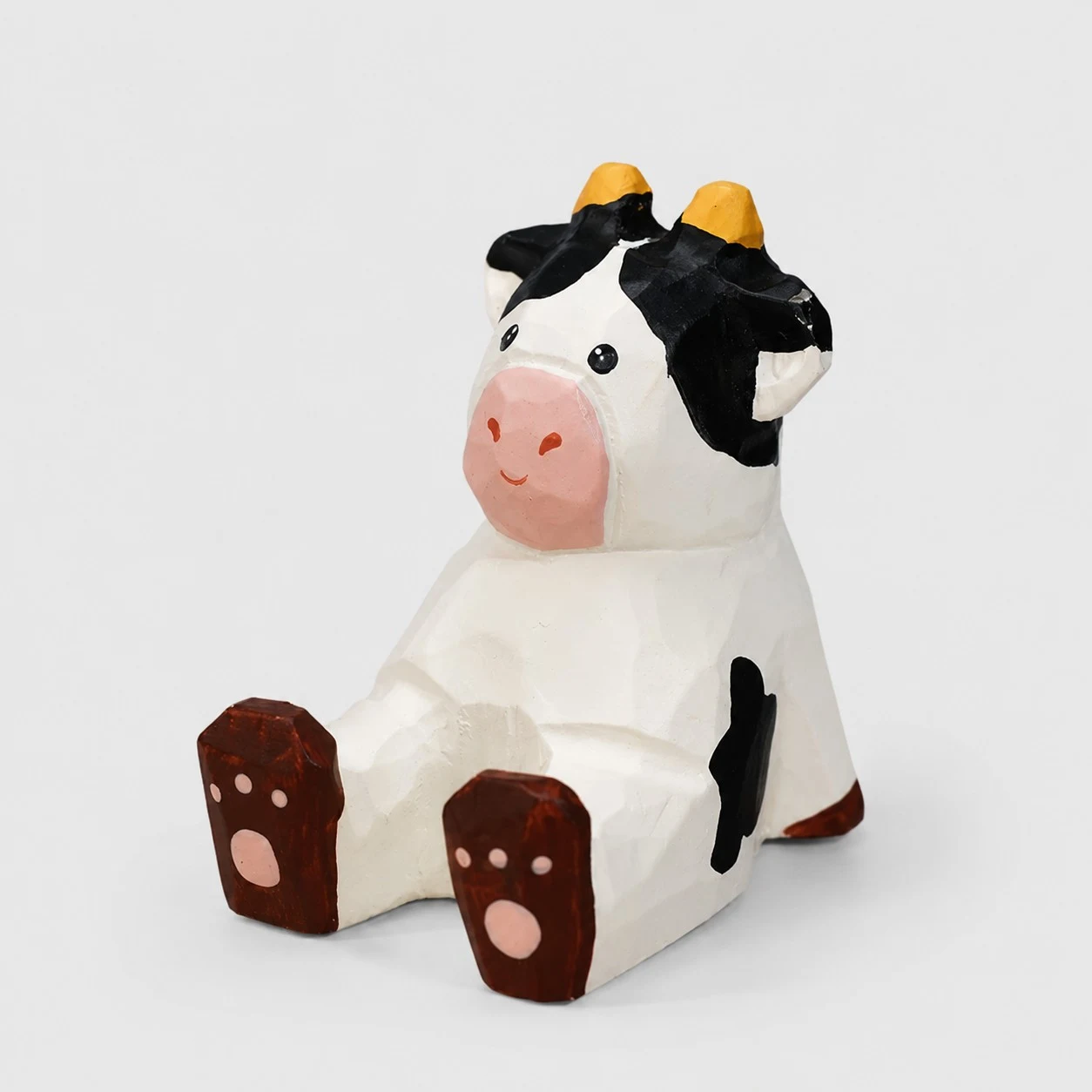 Soporte para teléfono de madera tallada a mano con forma de vaca de nariz rosa