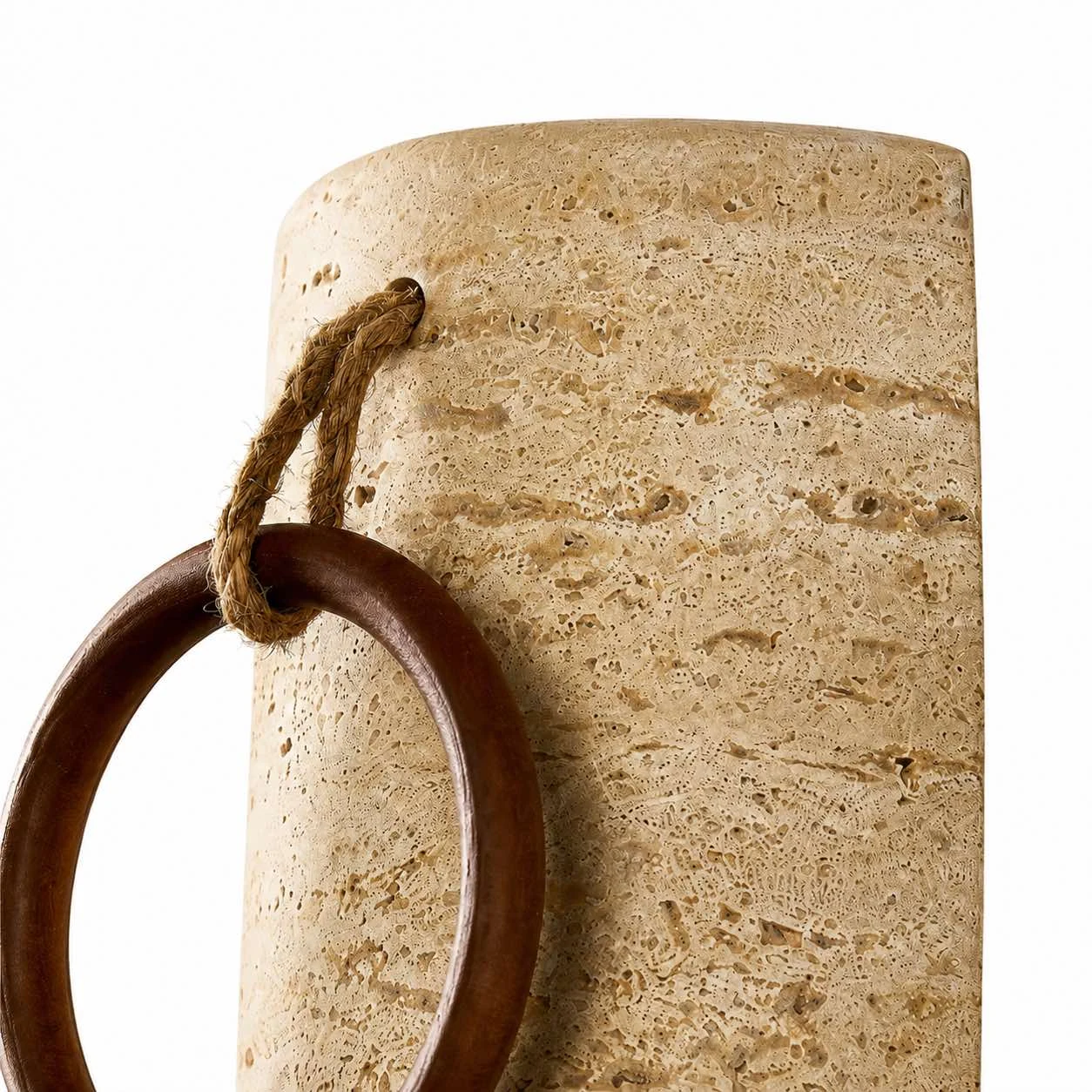 Applique da parete antica con paralume in pietra e dettaglio ad anello in legno.