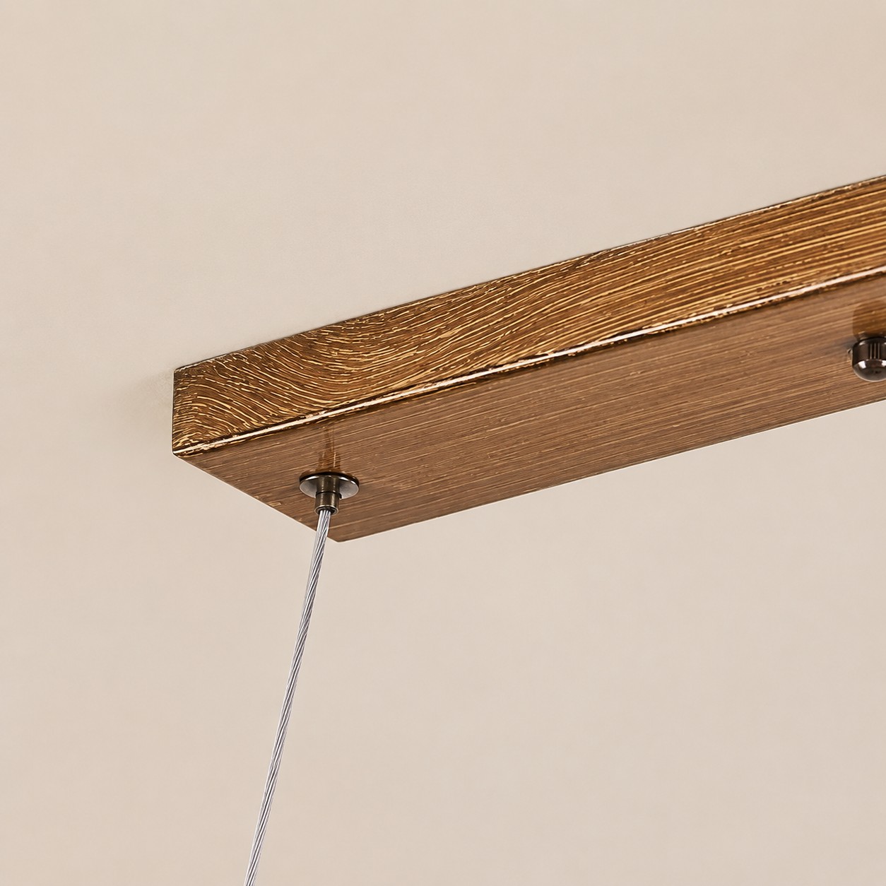 Detail der linearen Ast-Pendelleuchte aus Holzfarbenem Kunstharz an der Decke