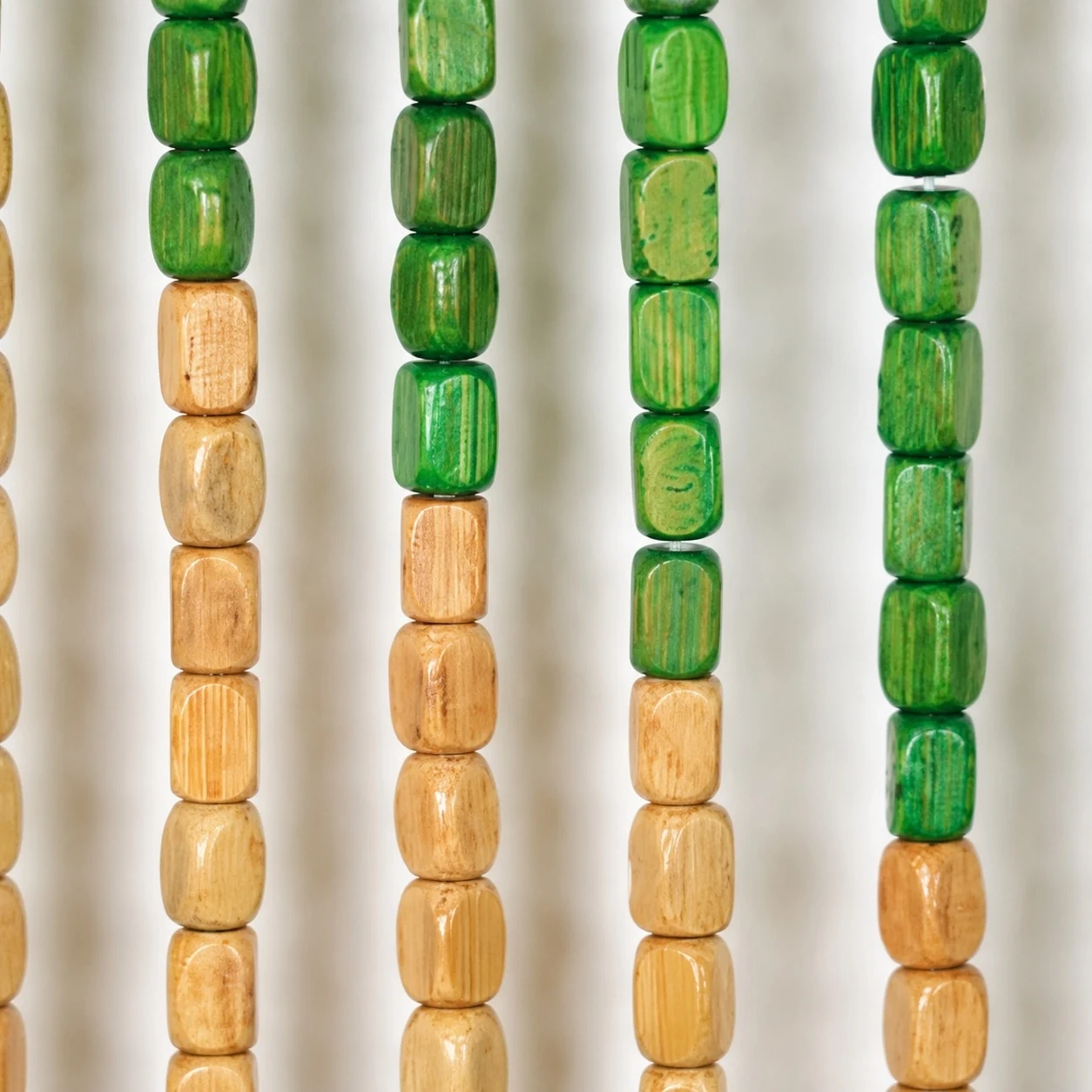 Primer plano de cuentas de madera verde y natural.
