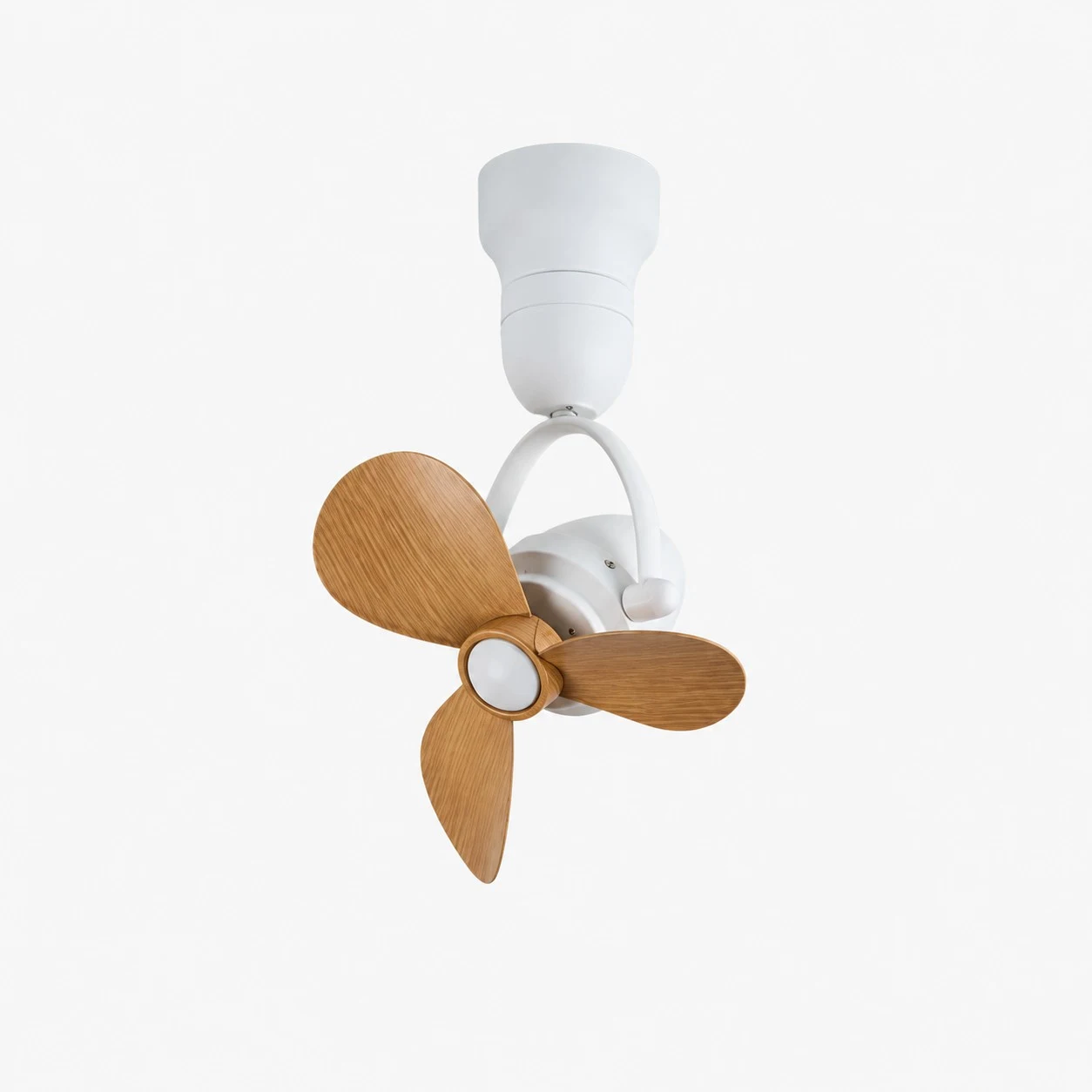 Witte plafondventilator met licht houten plafondbevestiging, kleine plafondventilator