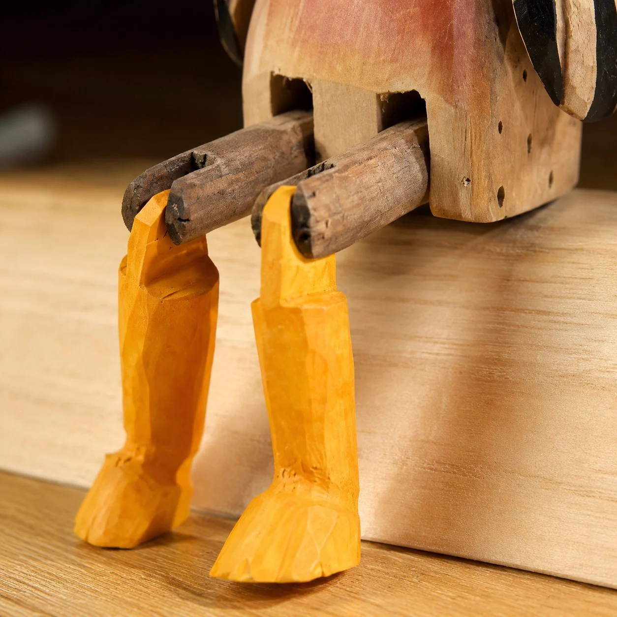 Adorno de madera colocado en el borde de una mesa.