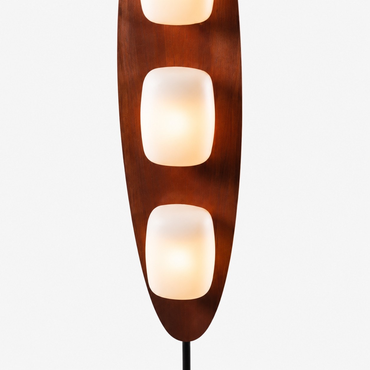 Dettaglio del diffusore luminoso della lampada da terra color noce