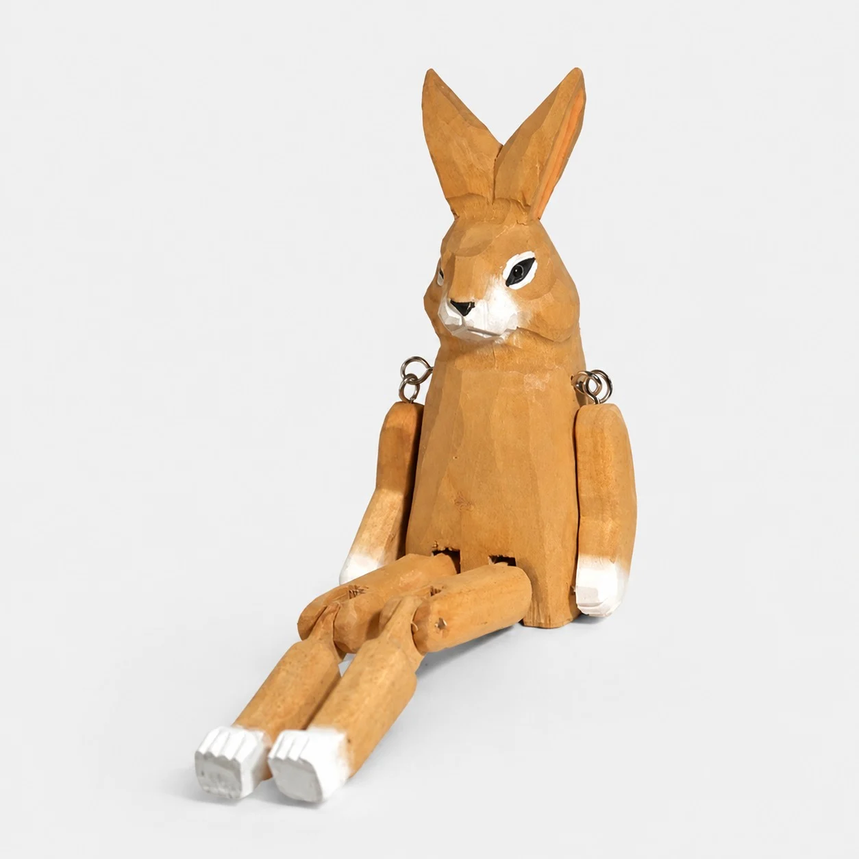 Adorno de conejo de madera tallado a mano