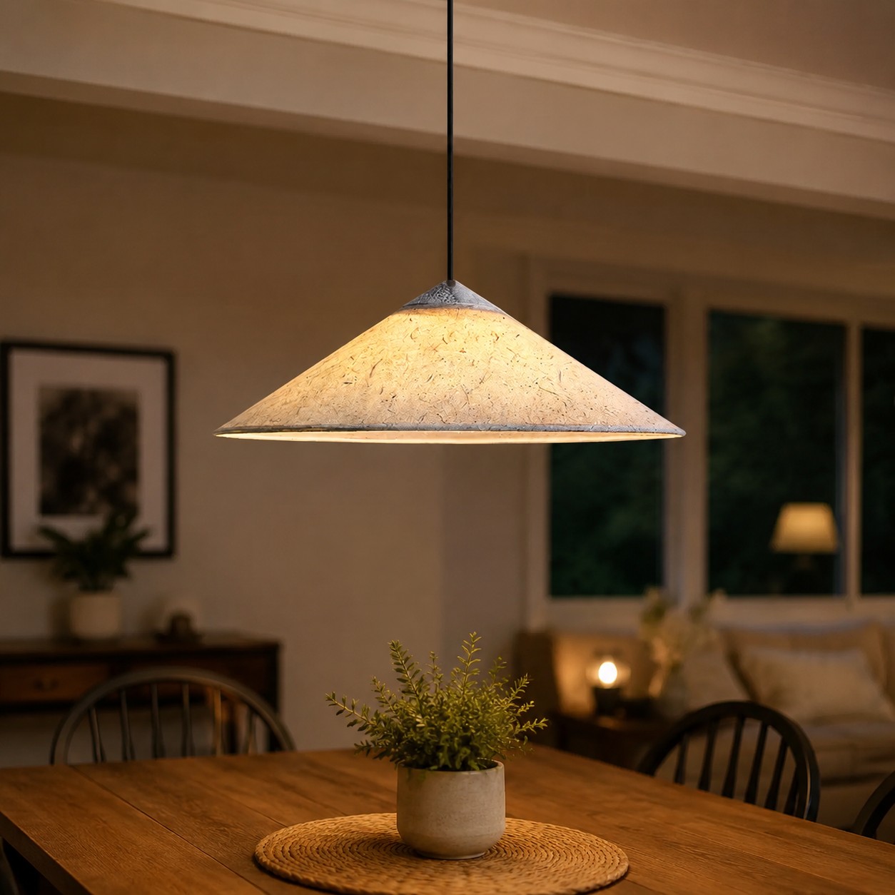 lampadario a sospensione installato sopra un tavolo da pranzo