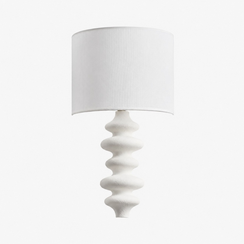 Lampada da parete scultorea bianca con paralume in tessuto bianco