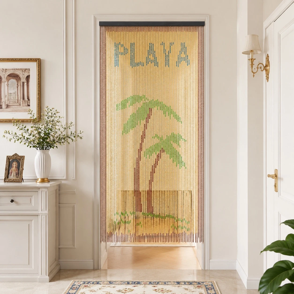 Cortina de cuentas de madera con motivo de palmeras en la puerta de un dormitorio.