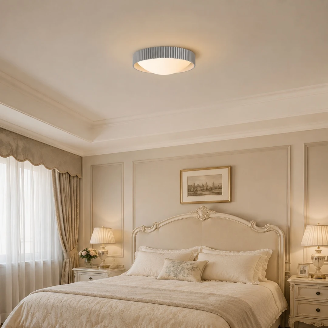 Plafoniera a filo con struttura a coste installata in una calda camera da letto.