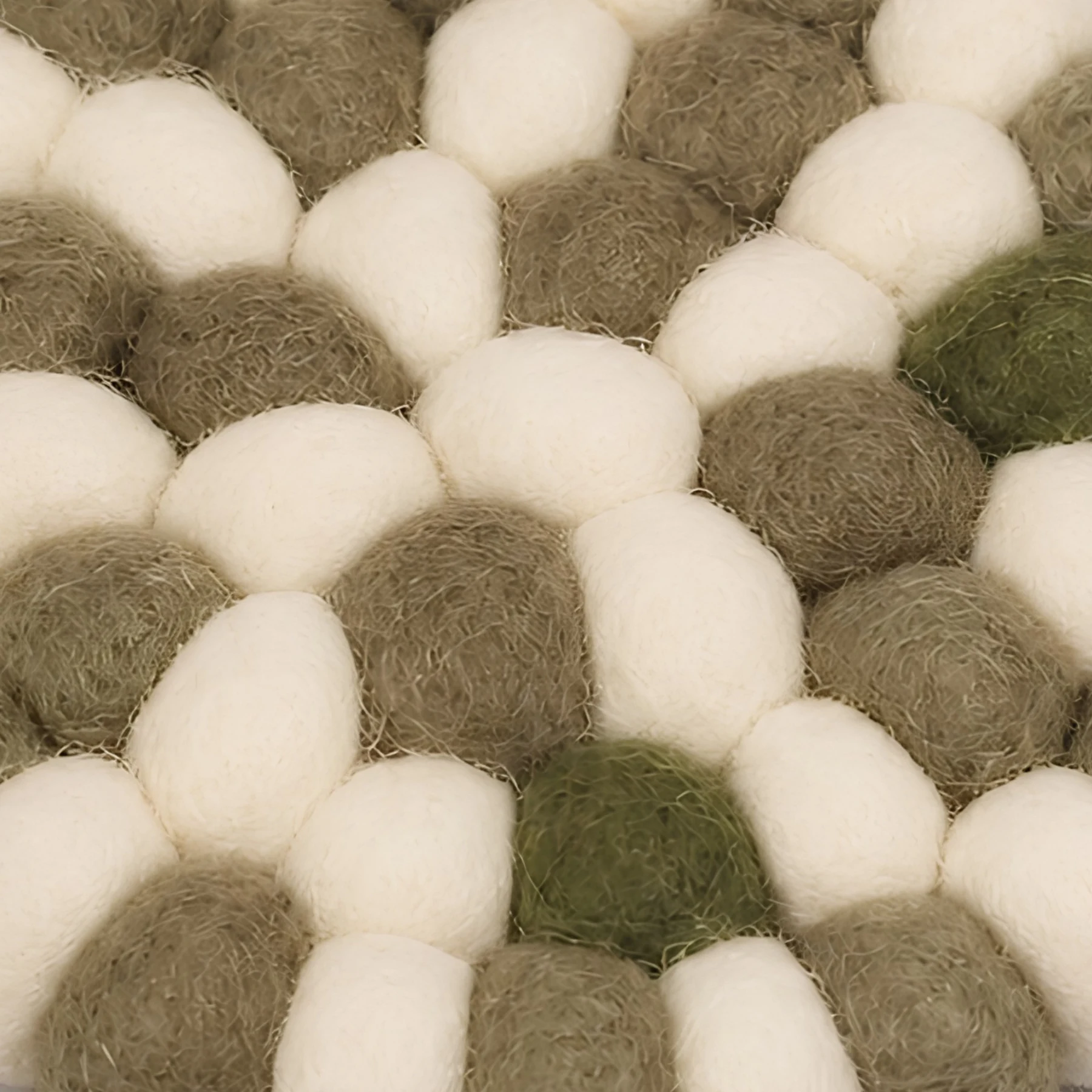 Detailweergave van de textuur van een zachte vilten bal.