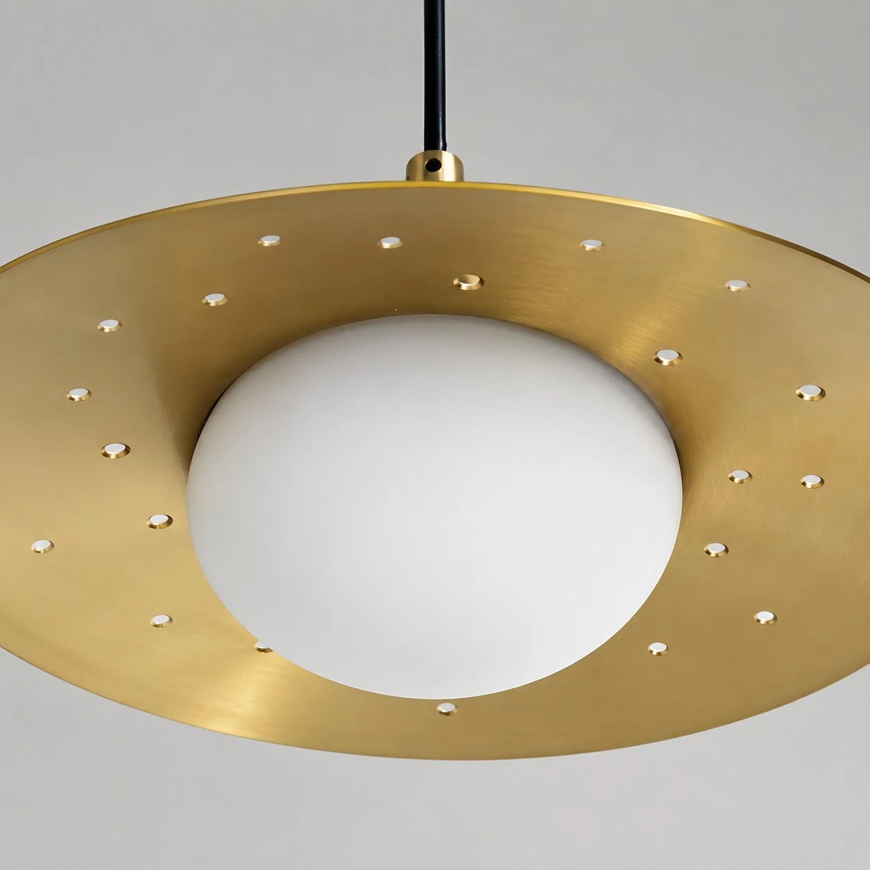 Dettaglio del diffusore della lampada a sospensione mini UFO moderna
