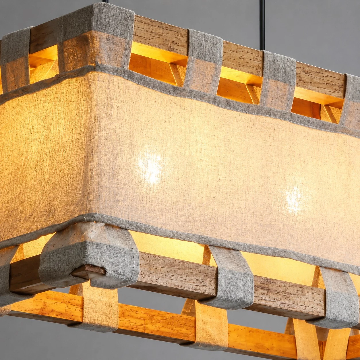 Lampada a sospensione Wabi-Sabi con struttura in legno e tessuto.