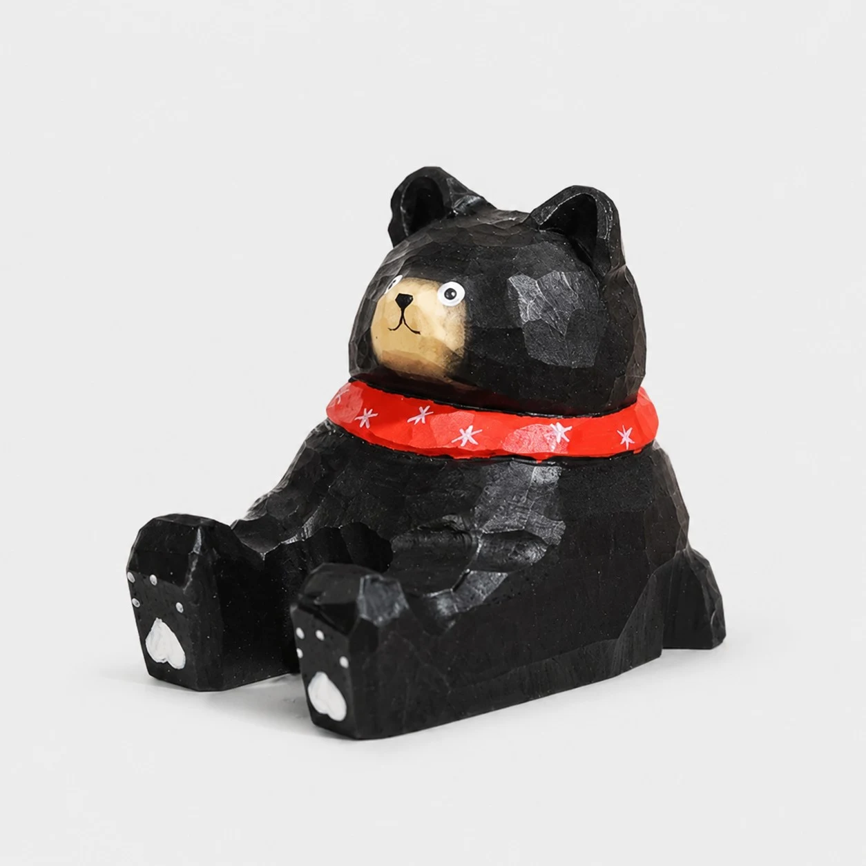 Soporte para teléfono de madera tallada a mano con diseño de oso negro y bufanda roja