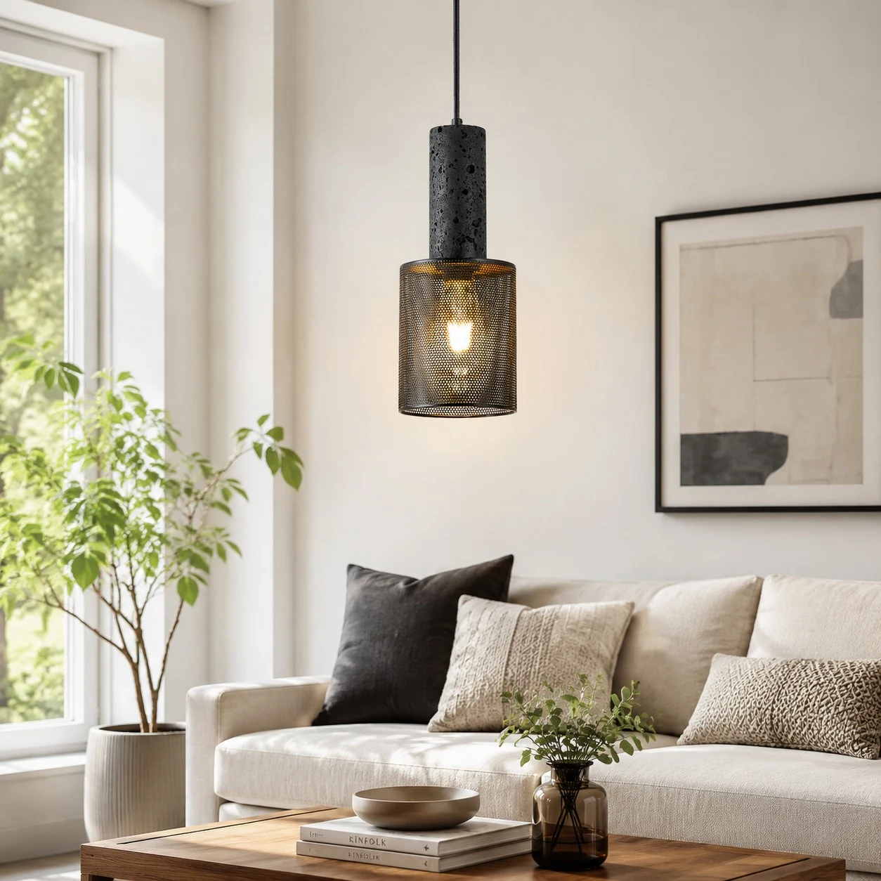 Lampada a sospensione nera in un soggiorno dai toni neutri