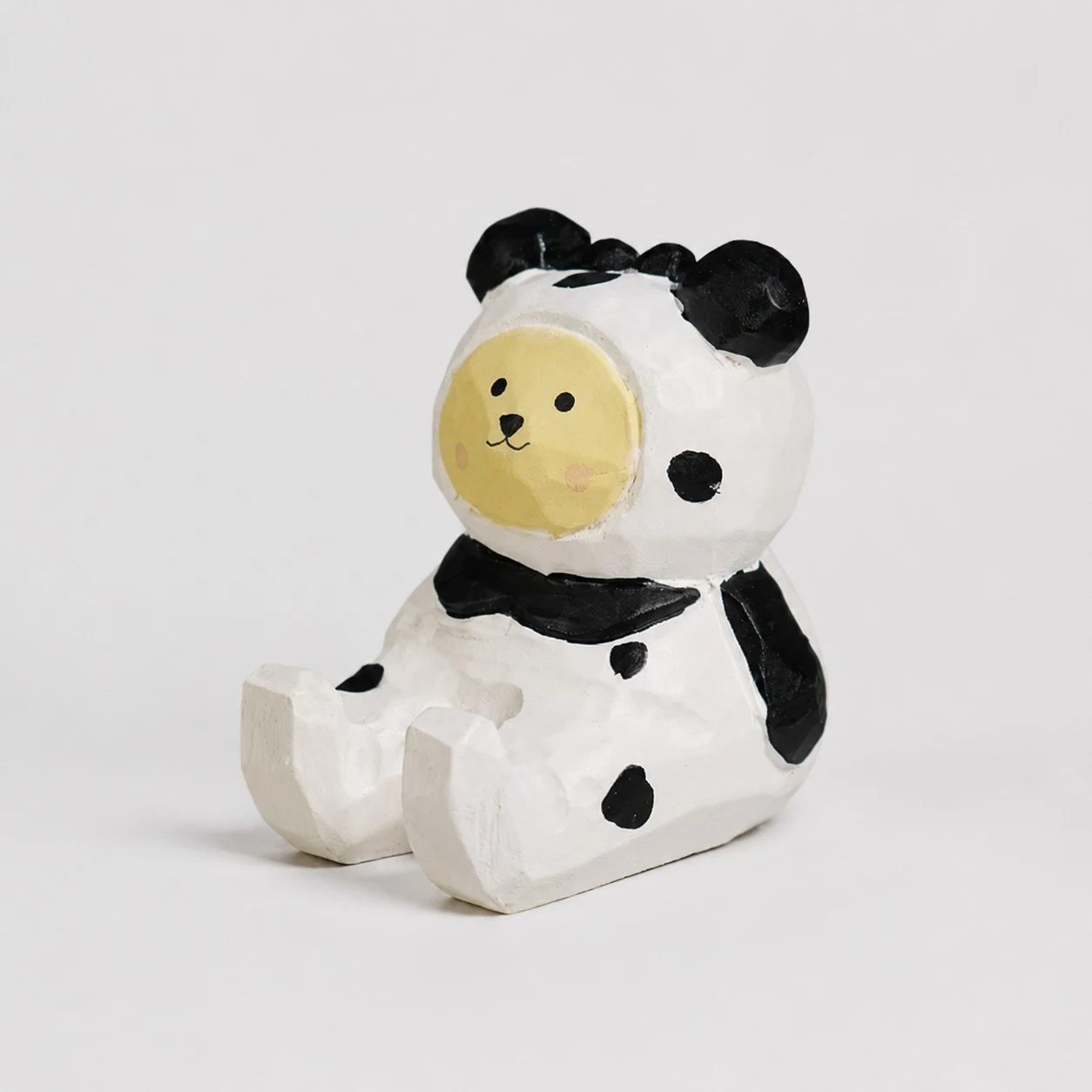 Soporte para teléfono de madera tallada a mano con diseño de oso y traje de vaca