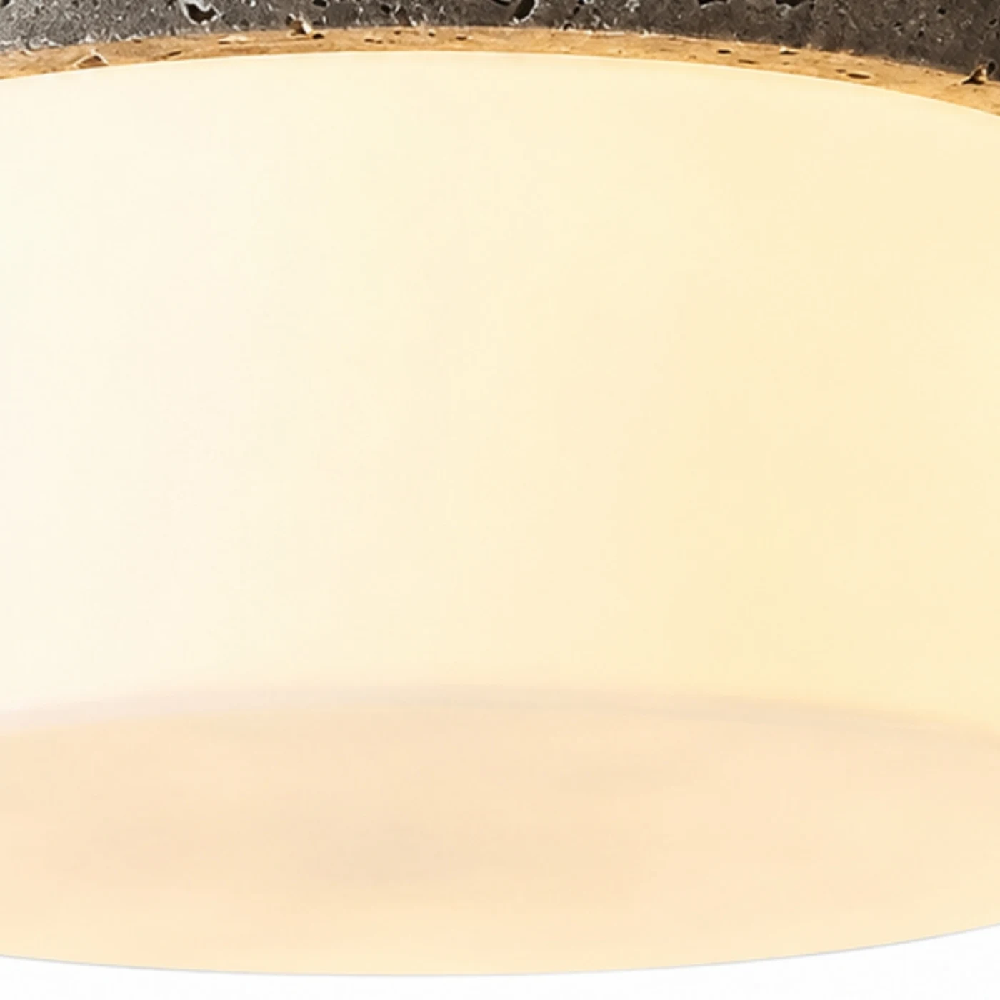 Dettaglio ravvicinato del diffusore con paralume in vetro caldo.