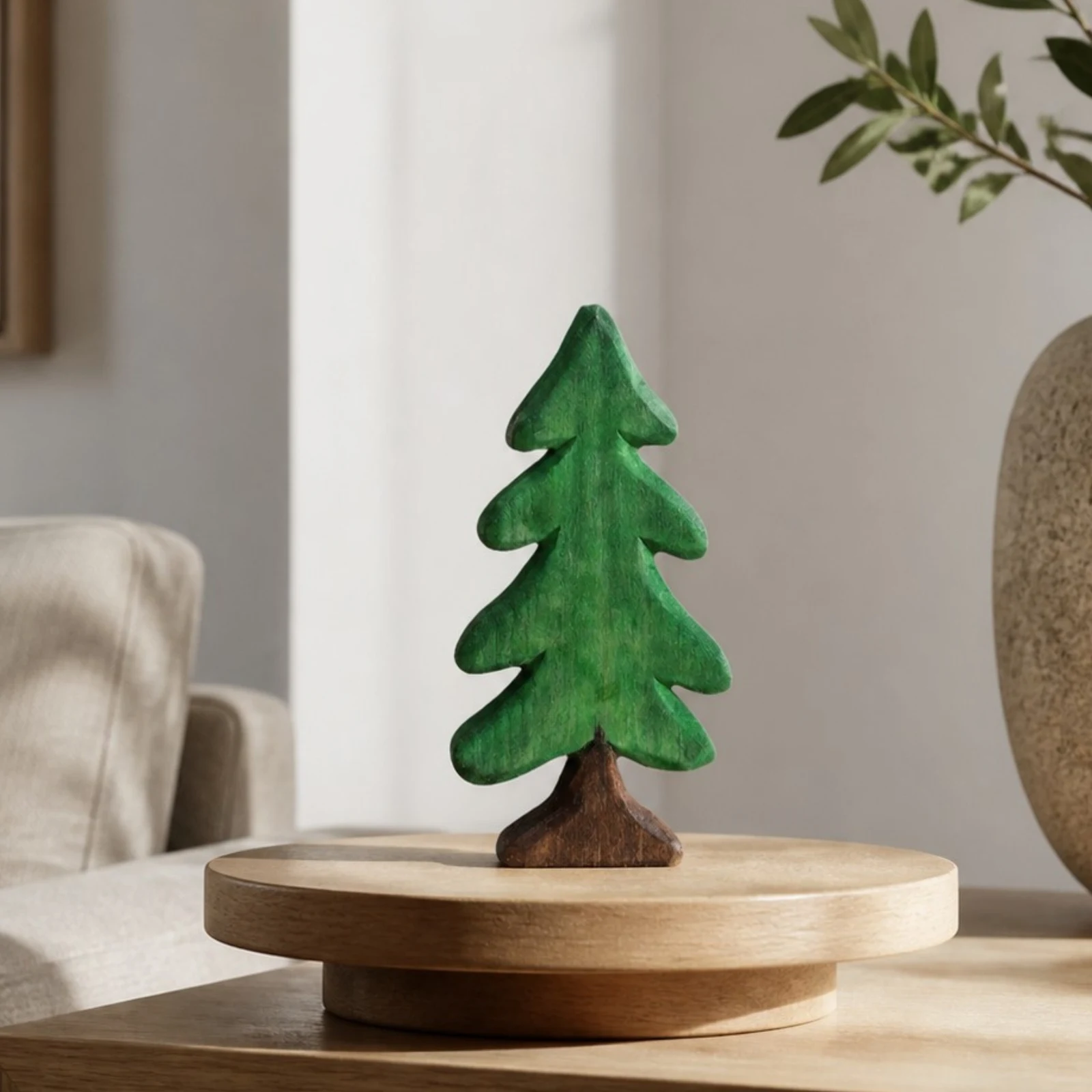 Adorno de pino de madera sobre un soporte redondo.
