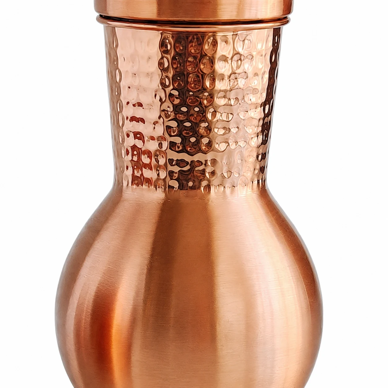 Afgerond schouderdetail van een koperen ketel
