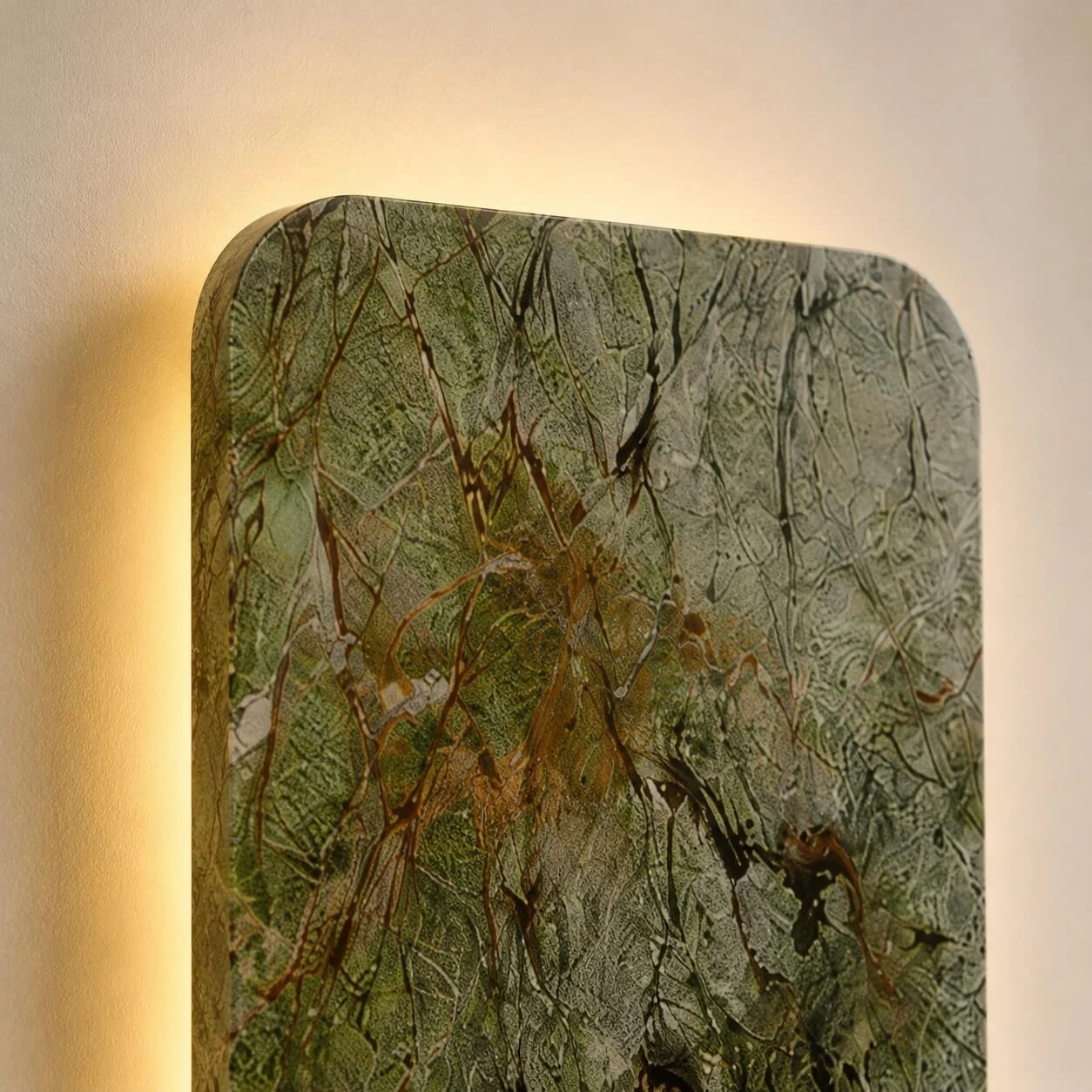 Parete di pietra della foresta pluviale illuminata