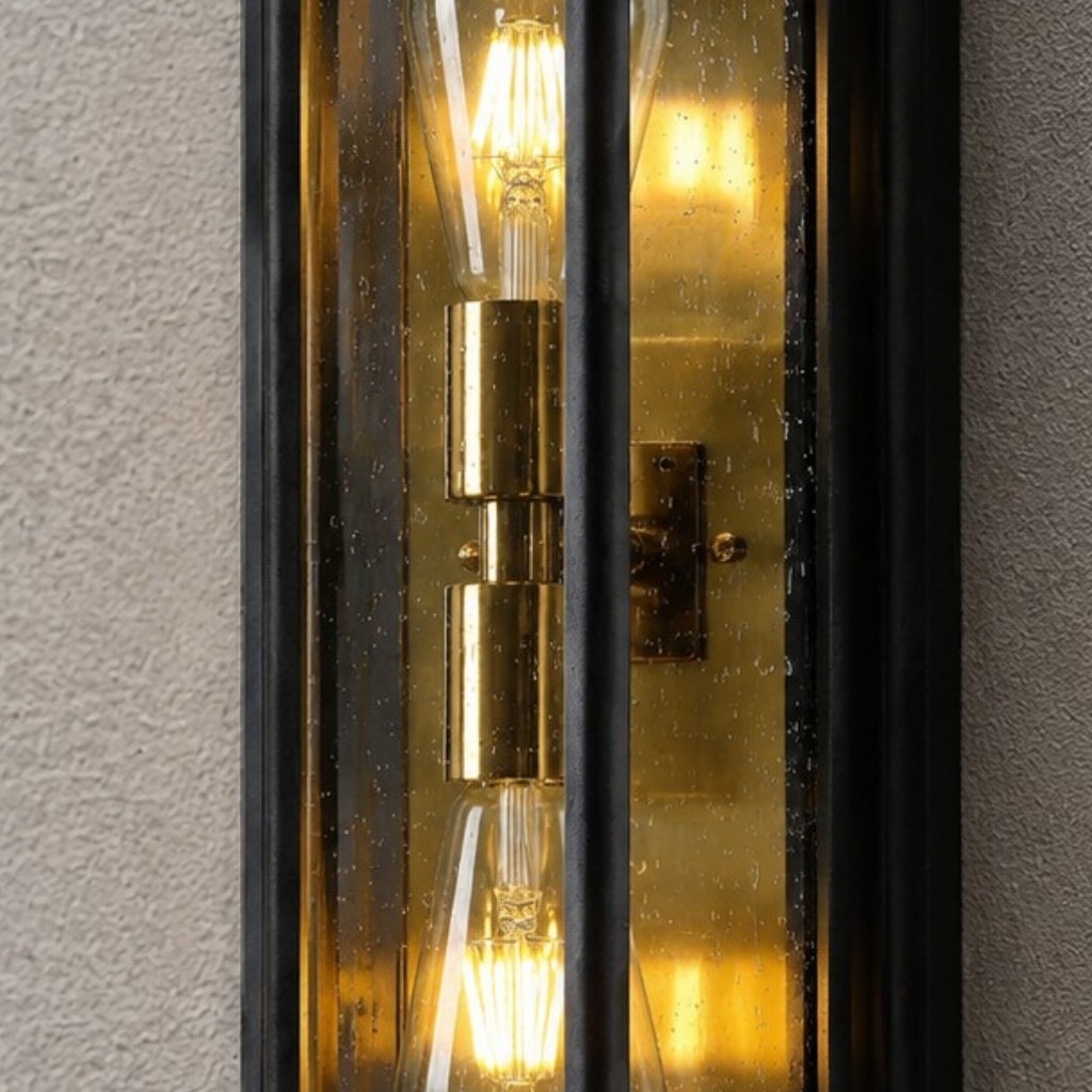Dettaglio del portalampada in ottone per lampada da parete da esterno.