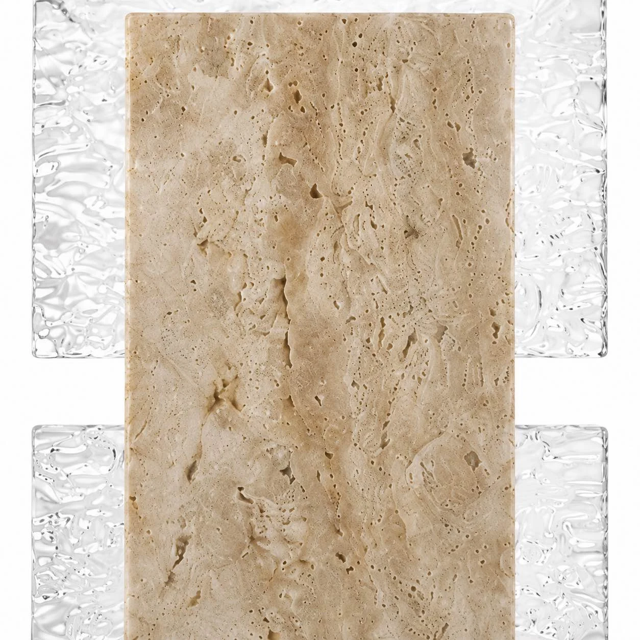Dettaglio con finitura in travertino sul corpo dell'applique da parete.