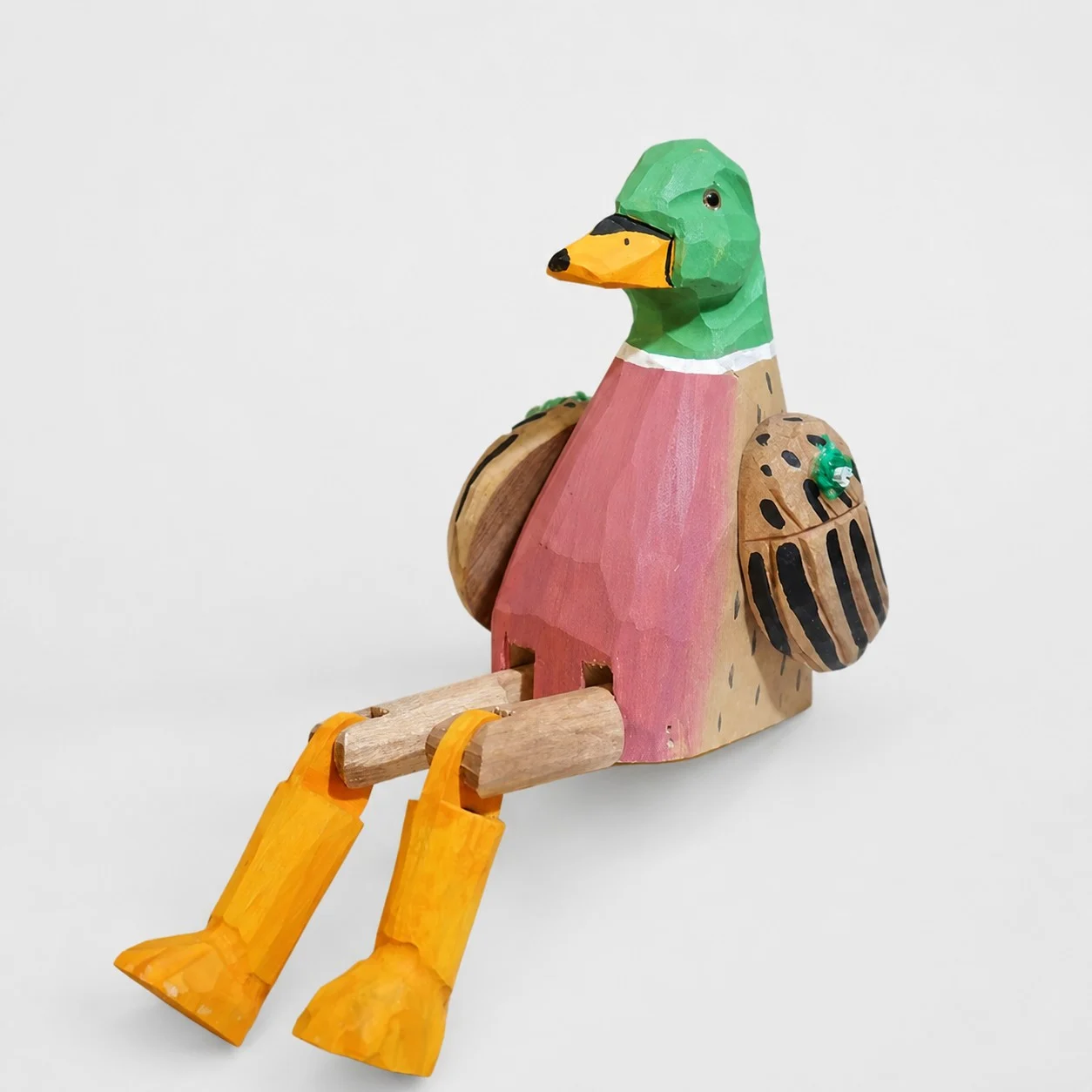 Adorno de pato de cabeza verde tallado a mano en madera.