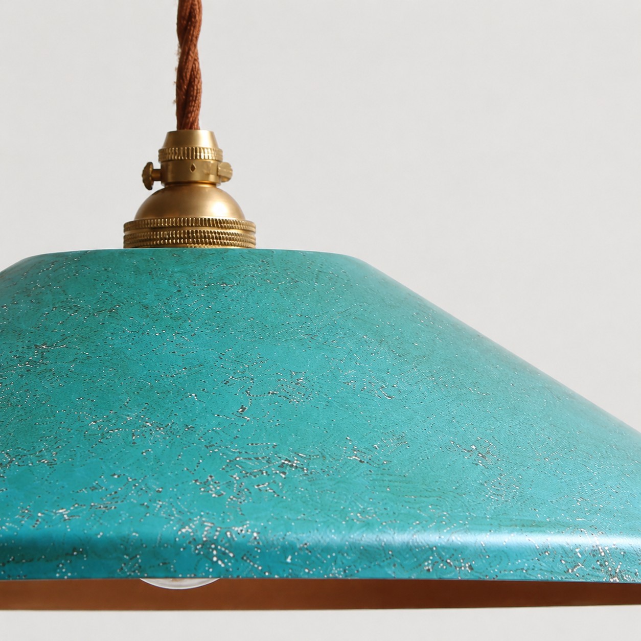 texture di tonalità blu arrugginita a mano in primo piano con tappo in ottone