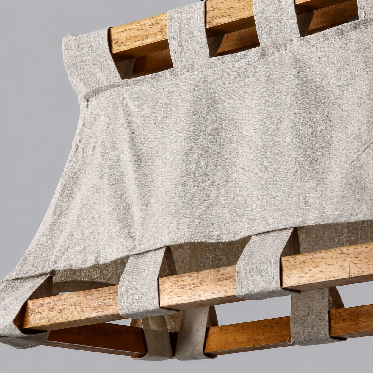 Lampada a sospensione Wabi-Sabi in legno e tessuto con paralume in tessuto intrecciato.