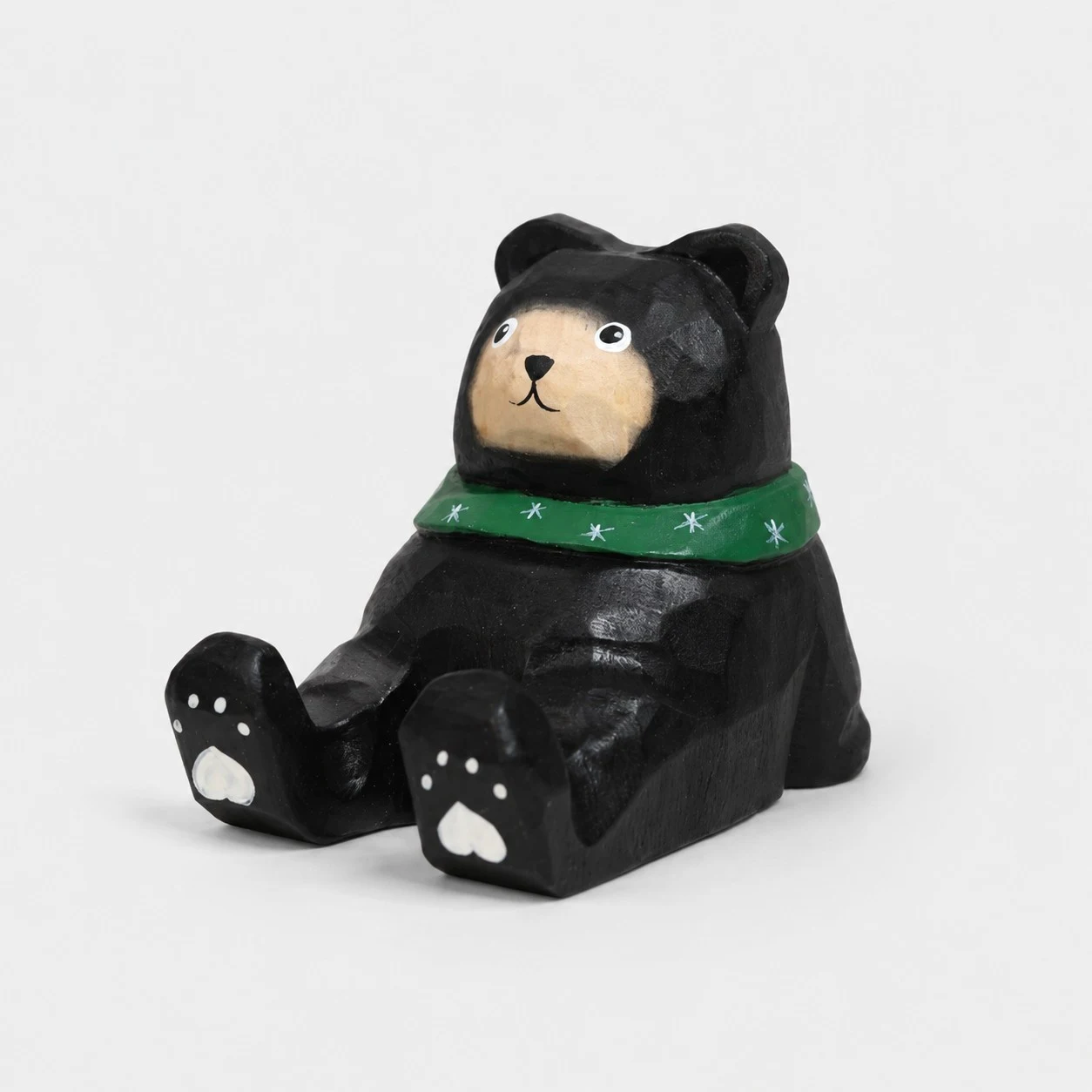 Soporte para teléfono de madera tallada a mano con diseño de oso negro y bufanda verde