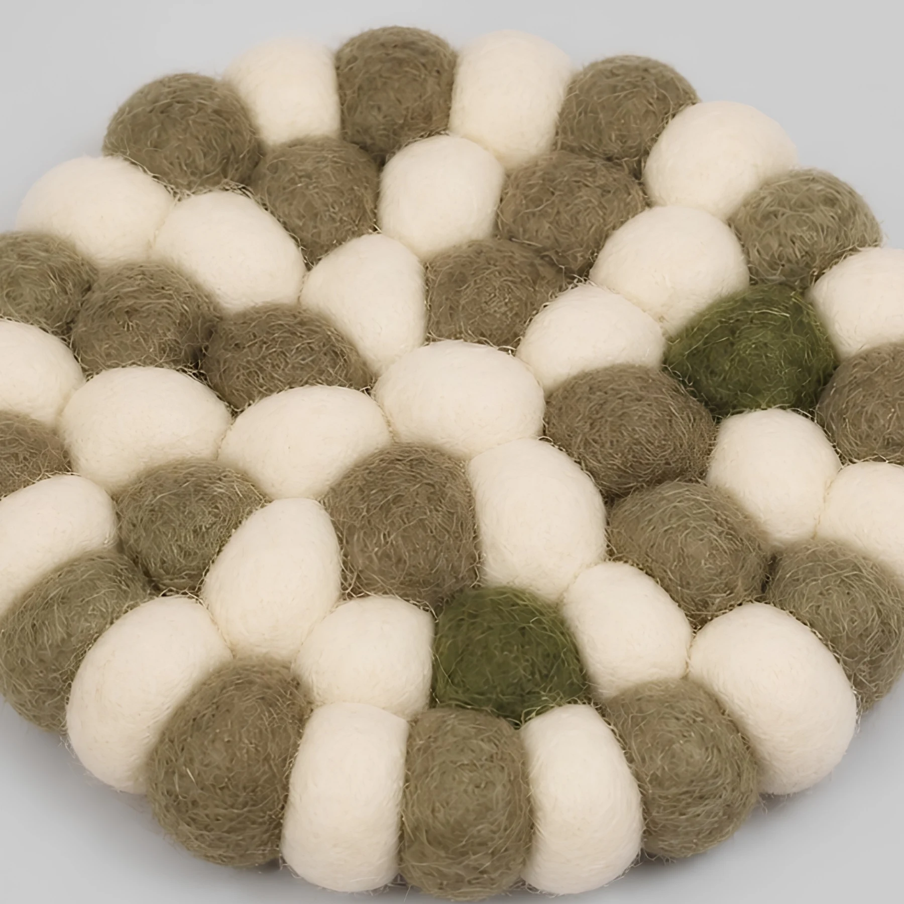 Detailweergave van de textuur van een handgemaakte wollen vilten bal.