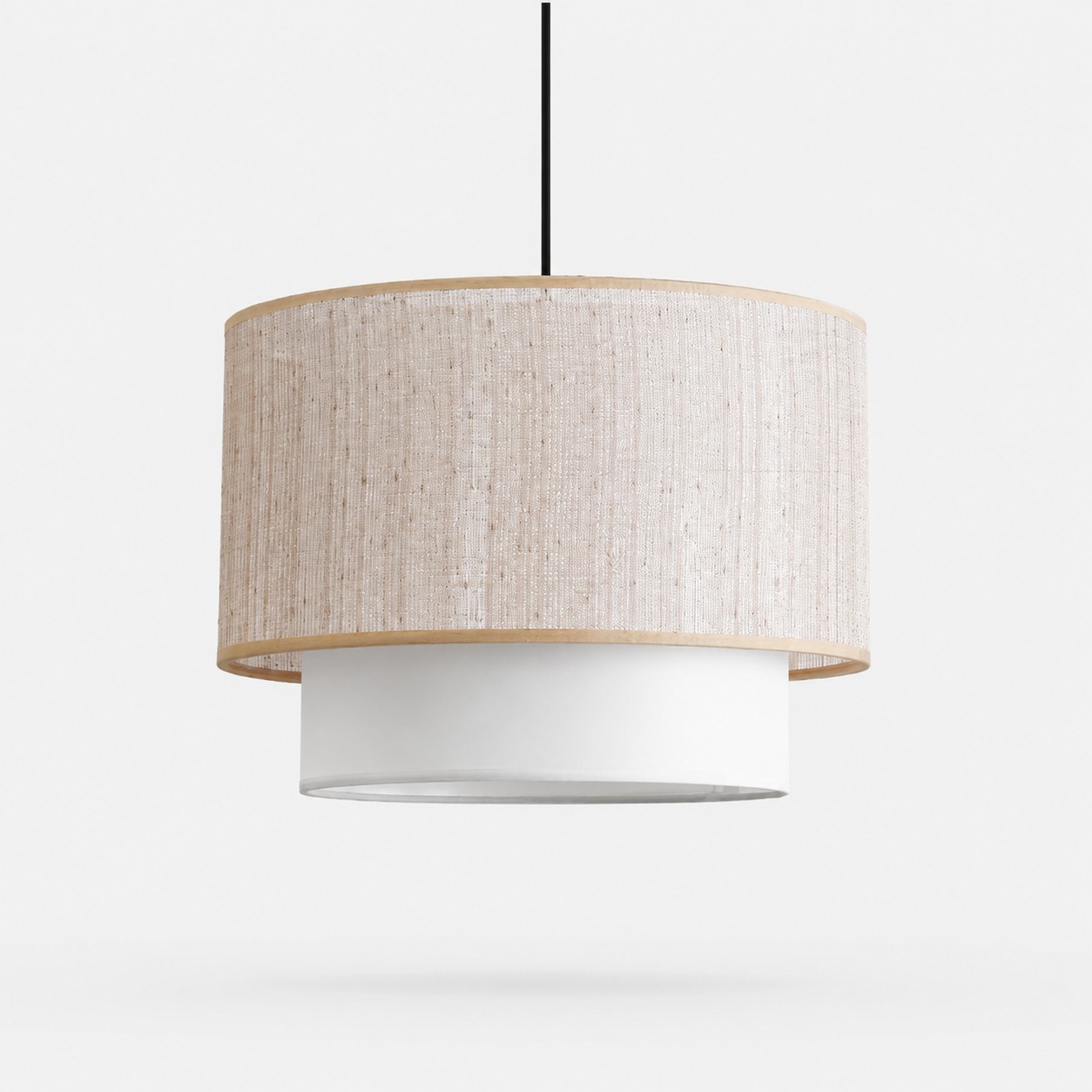 Lampada a sospensione a tamburo in lino in stile wabi-sabi su sfondo chiaro.