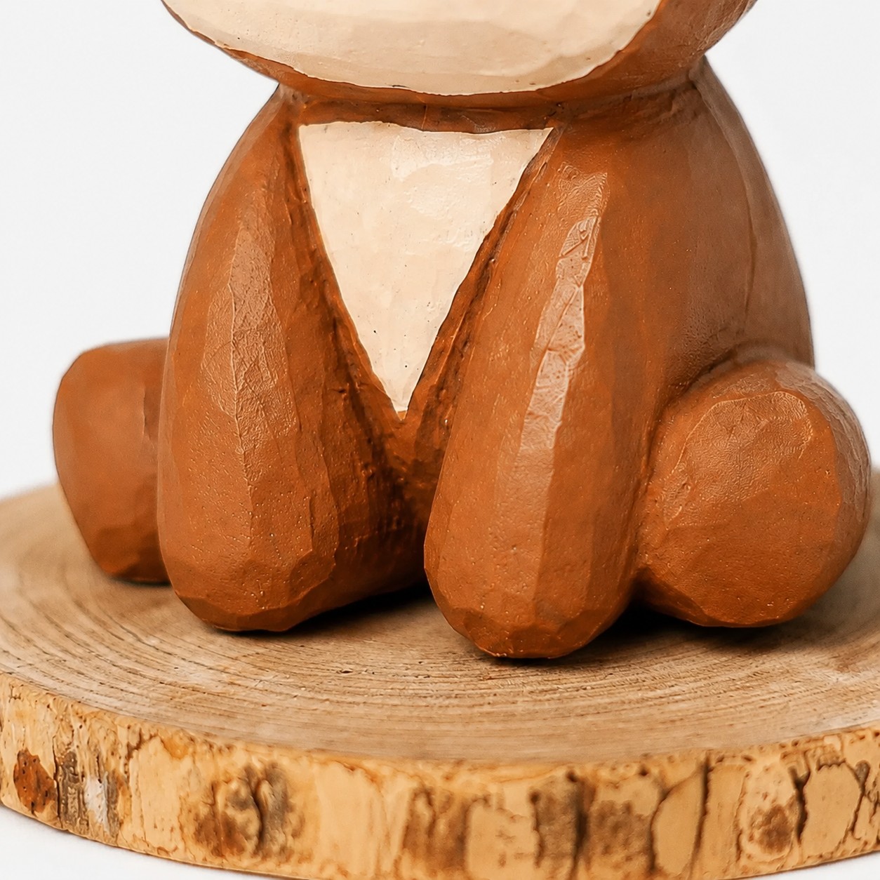 Detalles de las figuritas de animales de madera talladas a mano
