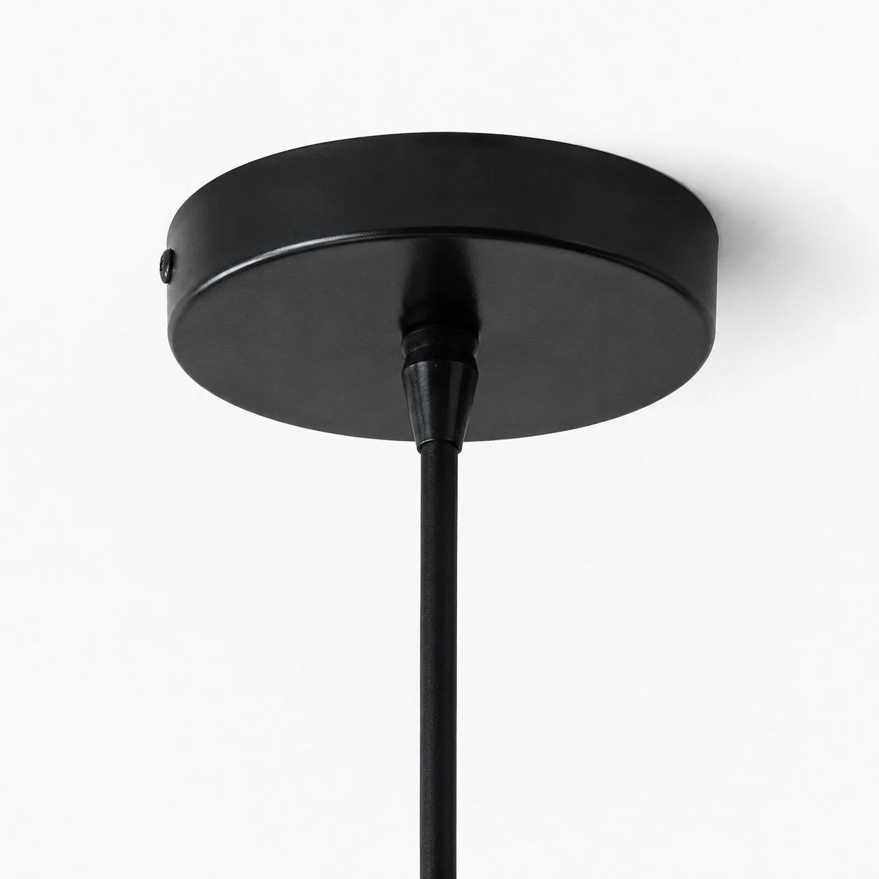Dettaglio del rosone a soffitto nero e dei relativi accessori per i cavi.