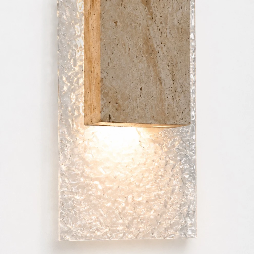 La luce LED si diffonde dall'applique con un movimento verso l'alto e verso il basso.
