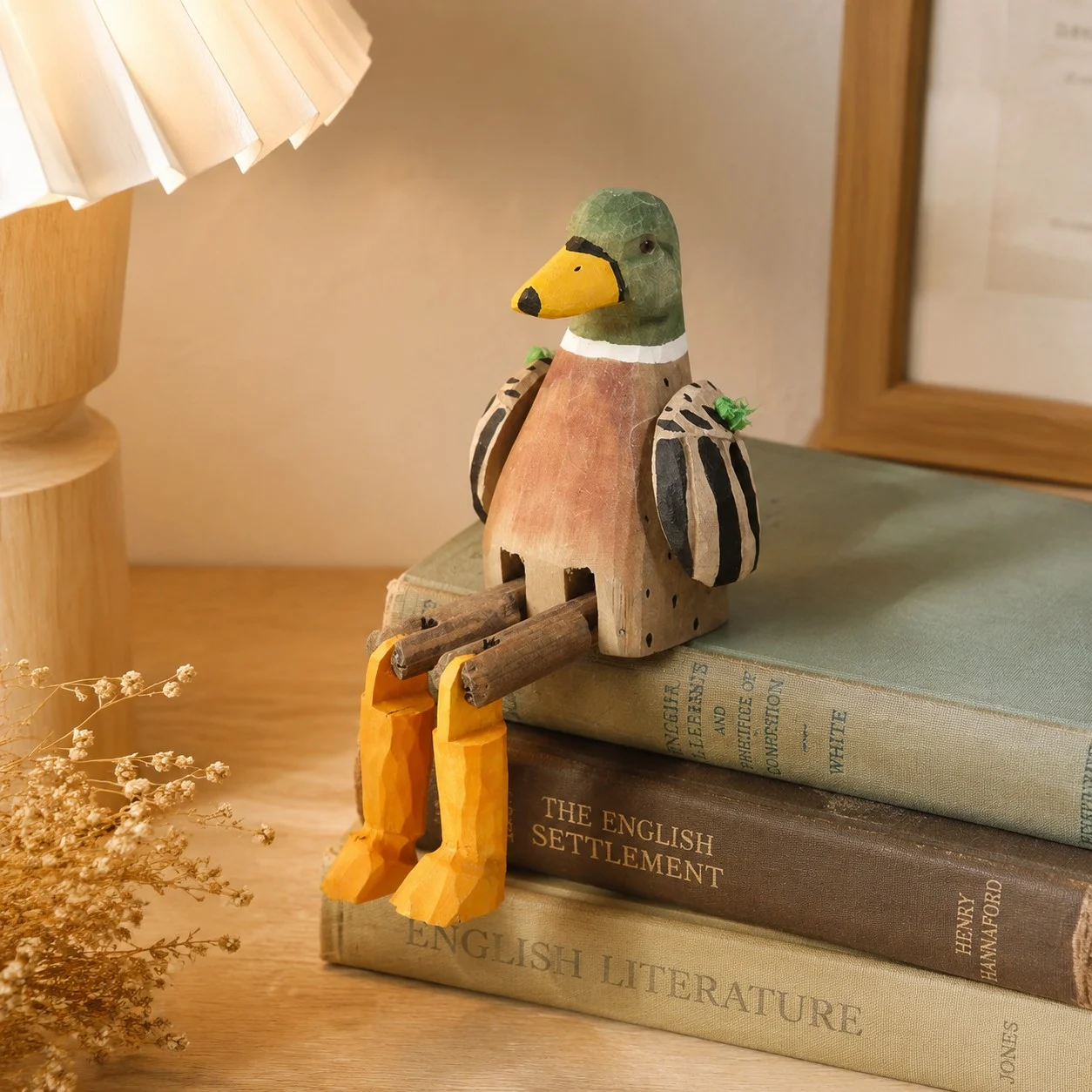 Adorno de pato de madera expuesto en el borde de una estantería.