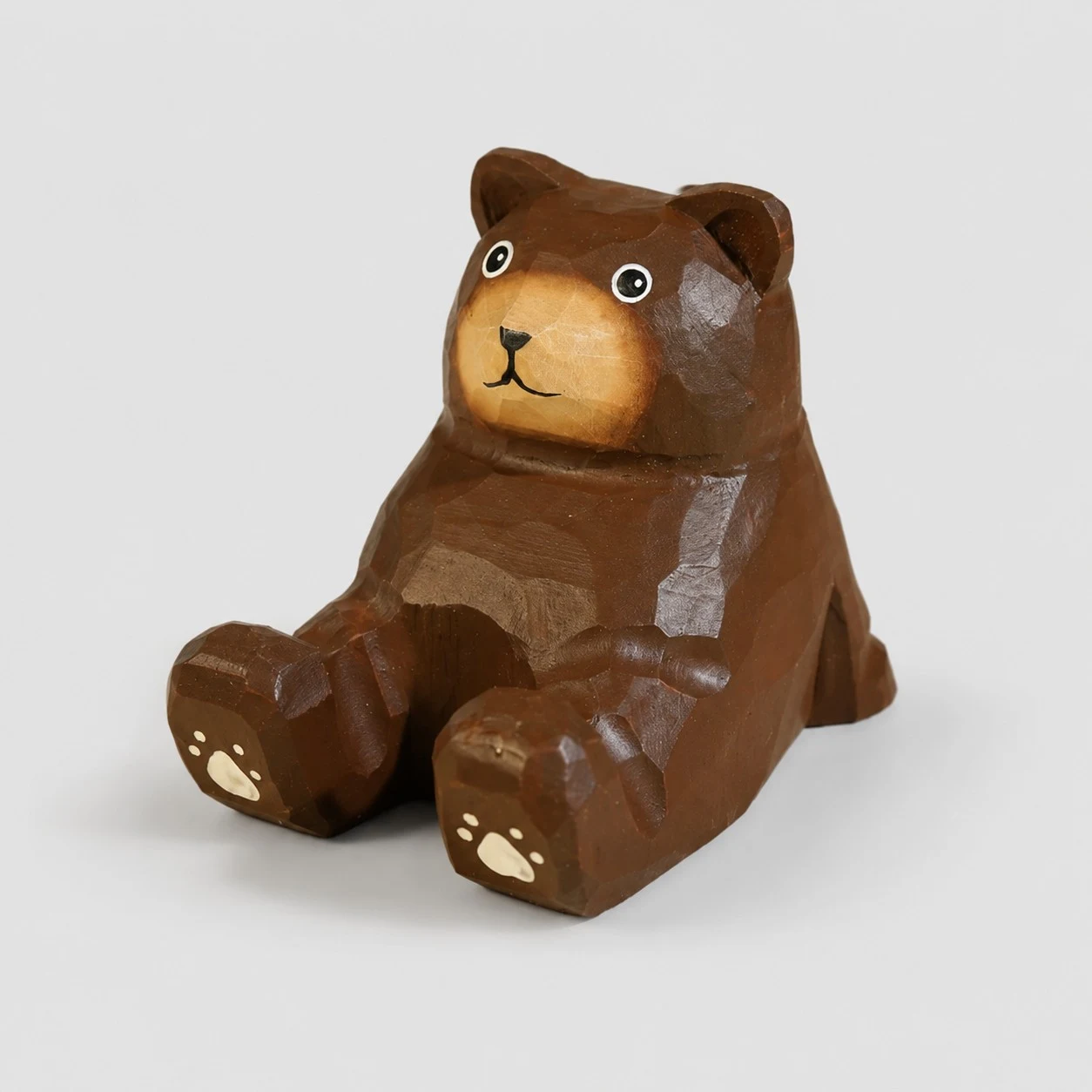 Soporte para teléfono de madera tallado a mano con forma de oso pardo