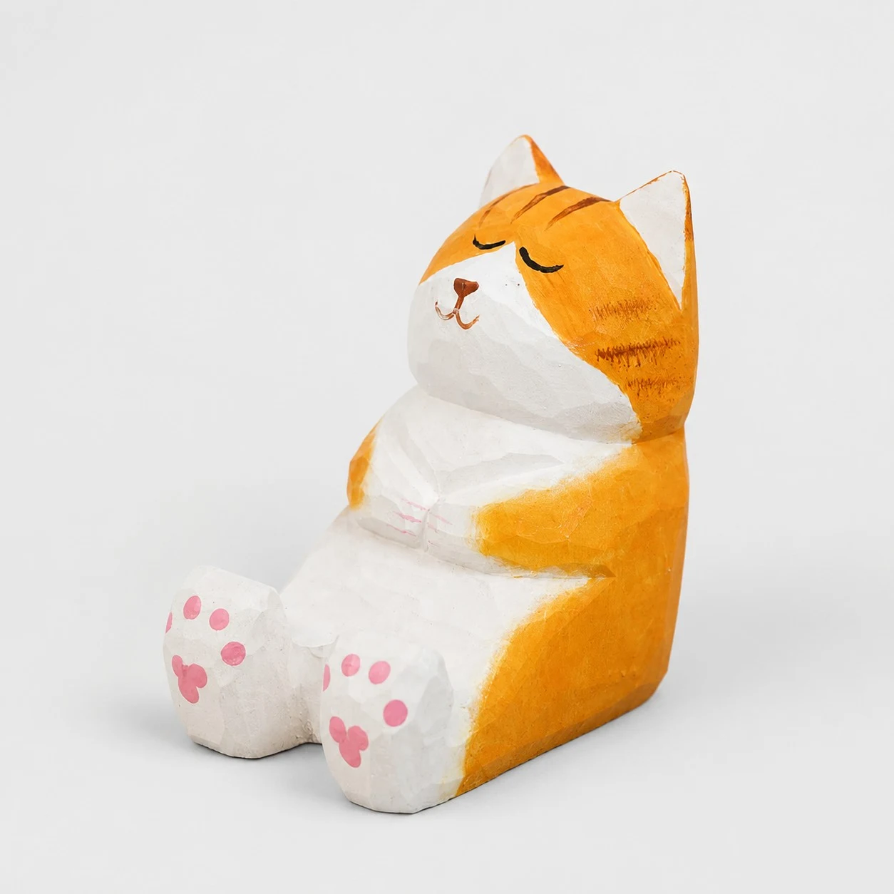 Soporte para teléfono de madera tallado a mano con forma de gato naranja regordete