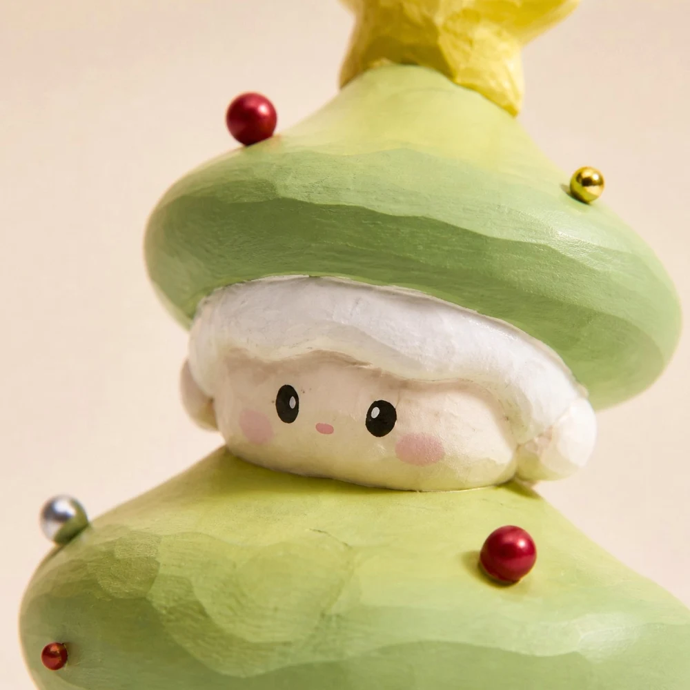 Detalle cercano de la textura de un adorno navideño de madera hecho a mano