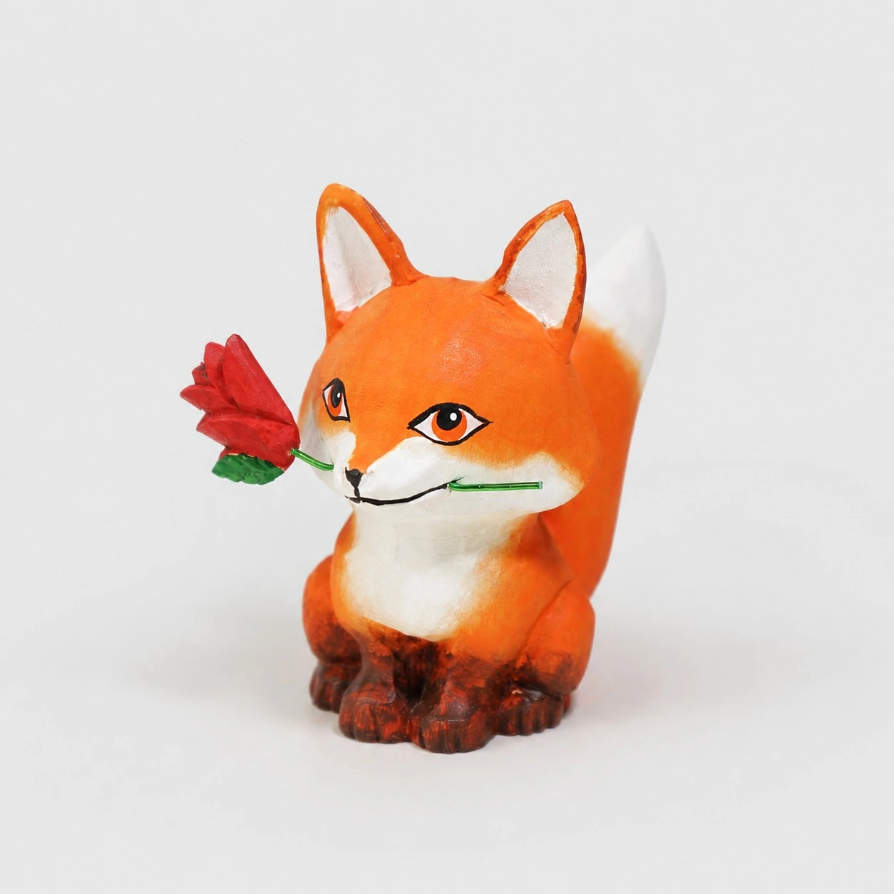 Zorro sosteniendo una rosa