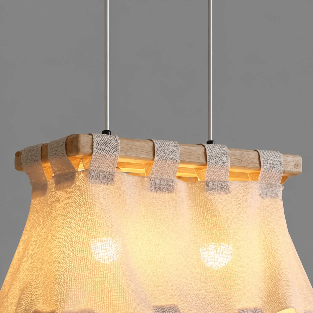 Lampada a sospensione Wabi-Sabi in legno e tessuto con paralume in tessuto.