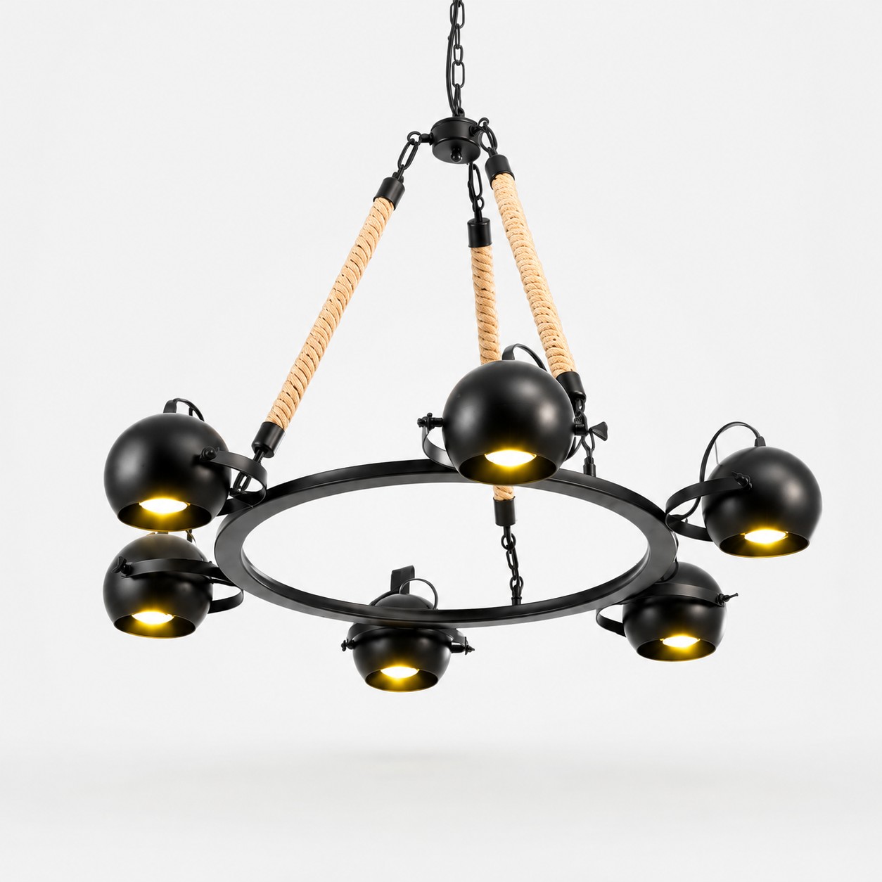 Lampadario a sei bracci con corda nera nella sala da pranzo.
